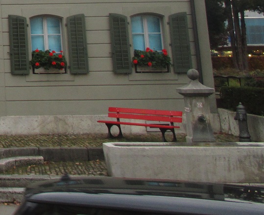 Langenthal Museum mit
                        Brunnen davor mit einer Weltkugel als Symbol f�r
                        die Weltbeherrschung