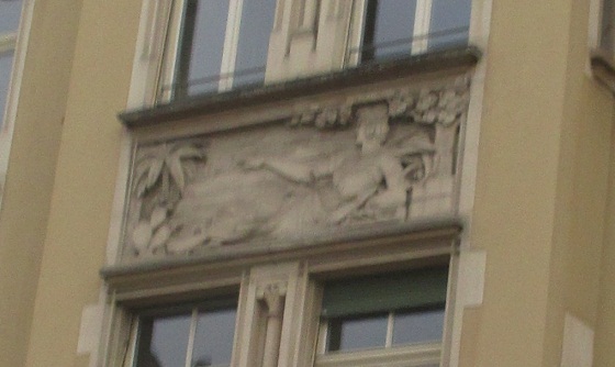 Langenthal Altstadthaus in Gelb, soll das
                        eine liegende Isis sein mit Palme?