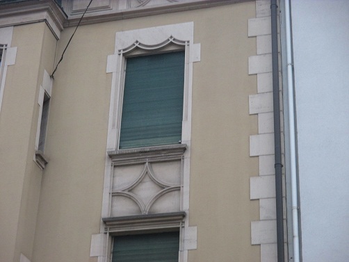 Langenthal Altstadthaus in Gelb,
                        Sonnenhieroglyphe in kurviger Raute