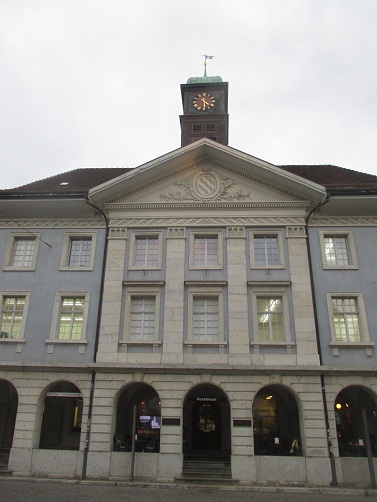 Langenthal Marktgasse 13
                                    Kaufhaus, der Pyramidengiebel mit
                                    Sonnenhieroglyphe als Wappen
