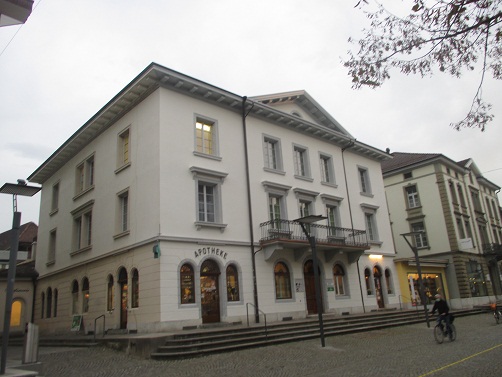 Langenthal Marktgasse
                        Altstadthaus mit Pyramidendreieck