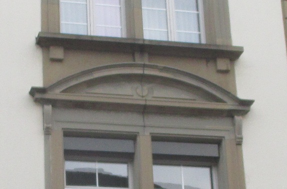 Langenthal
                                    Marktgasse CreditSuisse:
                                    Sonnenhieroglyphe in einem
                                    Rundbogen