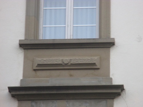 Langenthal Marktgasse Bank Credit
                            Suisse Sonnenhieroglyphen Zoom 02