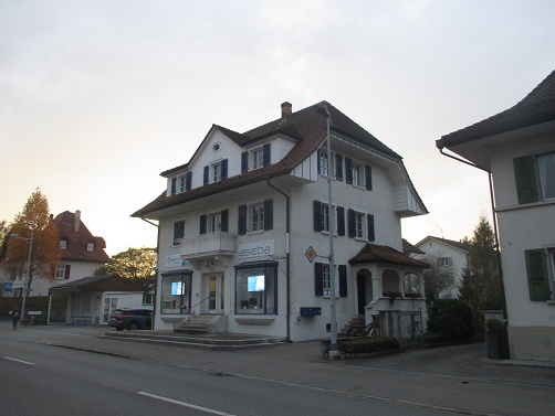 Langenthal Mittelstrasse mit
                            Pyramidendreieck und Sonnenhieroglyphe als
                            Fenster