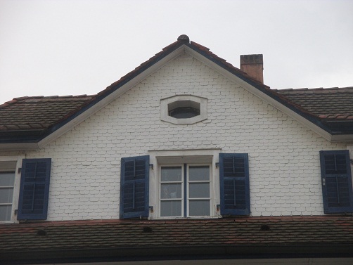 Langenthal
                                Mittelstrasse mit Pyramidendreieck und
                                Sonnenhieroglyphe als Fenster, Zoom