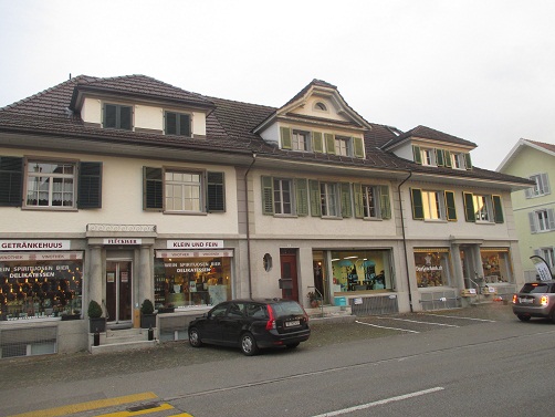 Langenthal Mittelstrasse: Haus mit
                        Pyramidendreiecken und ein halbes Sonnenfenster