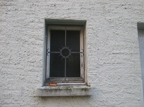 Langenthal Ringstrasse, Depothaus,
                            Fenstergitter mit Sonnenhieroglyphe