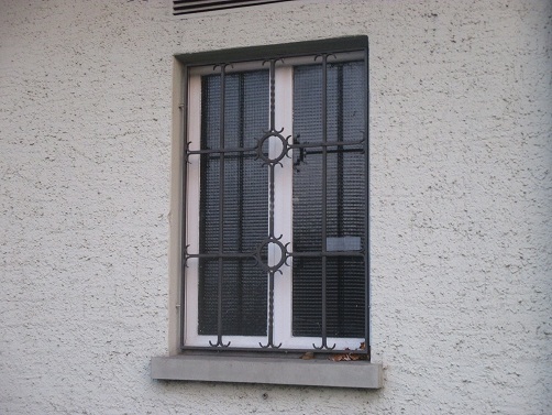 Langenthal Ringstrasse, Depothaus,
                            Fenster mit 3 Sonnenhieroglyphen