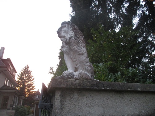 Langenthal Ringstrasse 44,
                            L�we 2 am Eingang