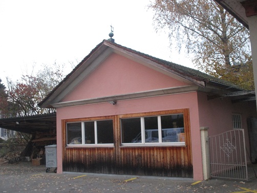 Langenthal
                        Terror-Steiner-Schule, der Werksaal mit einem
                        gigantisch �berproportionalen Pyramidendreieck,
                        und mit der Kugel f�r die Weltdominanz auf dem
                        Dach