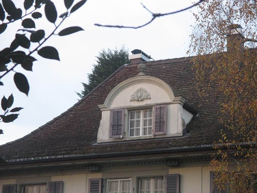Langenthal J�gerweg 6 Freimaurervilla, auf
                        dem First der Mansarde ist eine
                        Sonnenhieroglyphe und oben ein Kelch mit Knospe