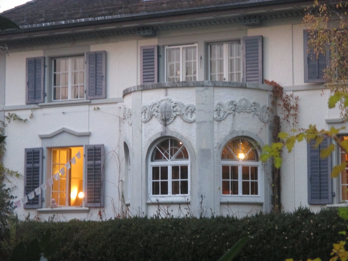 Langenthal J�gerweg 6
                                    Freimaurervilla, der runde Anbau mit
                                    gigantischen Sonnenhiroglyphen