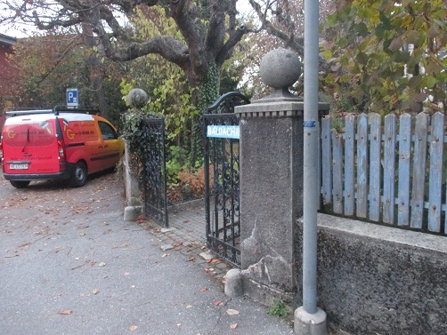 Der Eingang zur Freimaurervilla J�gerweg 6
                        in Langenthal: 2 Kugeln (Symbol f�r die
                        Weltherrschaft) rahmen das Eingangstor ein