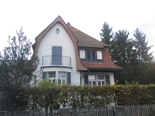 Langenthal J�gerweg, Haus mit
                        Pyramidendreieck mit Sonnenhieroglyphe als
                        Fenster