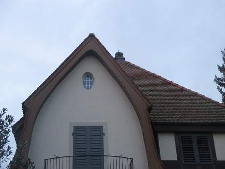 Langenthal J�gerweg, Haus
                        mit Pyramidendreieck mit Sonnenhieroglyphe als
                        Fenster, Zoom