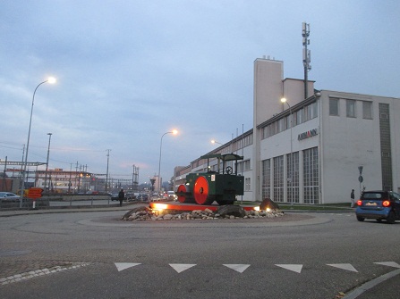 Langenthal
                        Kreisel bei der Firma Ammann mit einer alten
                        Dampfwalze