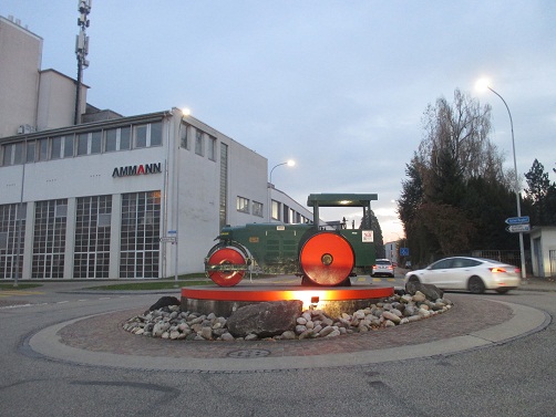 Langenthal Kreisel bei der Firma Ammann mit
                        einer alten Dampfwalze, Zoom 1