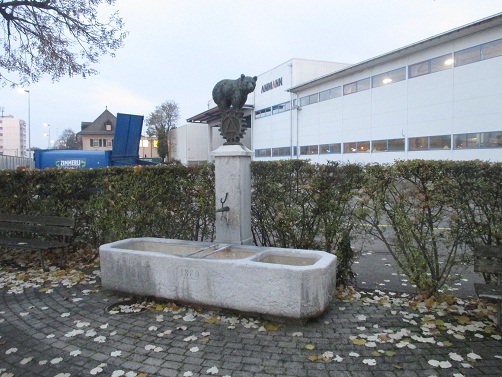 Langenthal Firma Ammann, der Ammann-Brunnen
                        mit Zahnrad und B�r