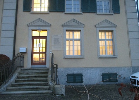 Langenthal, die Weinhandlung Grossenbacher,
                        die Fenster mit Pyramidendreiecken, frontale
                        Sicht