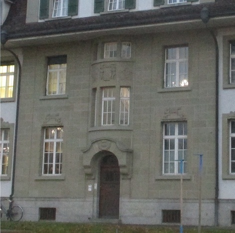 Langenthal, Haus beim
                        Bahnhof mit Bogengiebel, in der Mitte mit
                        Rundbau analog einer Templerkapelle
