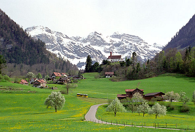 Fl�eli-Ranft, Sicht mit Kirche und
                            Bergen
