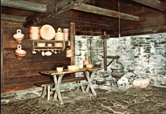 Wohnraum 01 mit Tisch und Bank