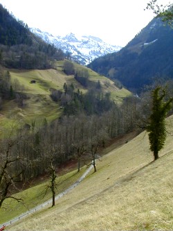 Fussweg zur
                              Einsiedelei mit der Schlucht der Melchaa