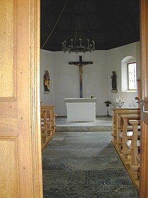 Ranftkapelle, Blick
                              vom Haupteingang aus in die Kapelle auf
                              den Altar