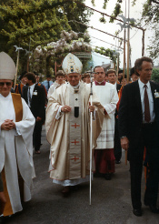 Papst Johannes Paul II. in Fl�eli 1984,
                  Laubengang