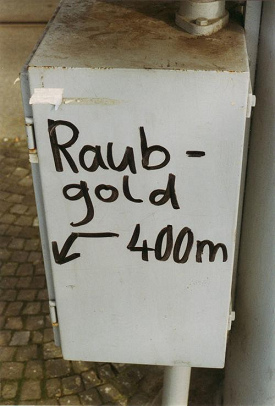 Grafiti: Wegweiser zum Raubgold am Central in
                  Richtung Nationalbank