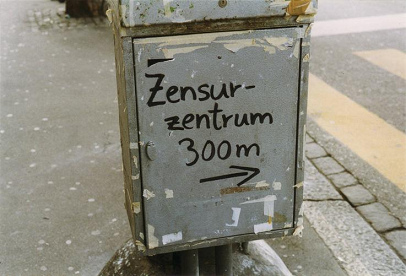 Grafiti: Wegweiser zum Zensurzentrum, die
                  Rechtsabteilung der Z�rcher Polizei am Bahnhofquai in
                  Z�rich