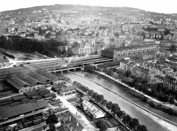 Eduard Spelterini: Hauptbahnhof und
              Landesmuseum Z�rich um 1907