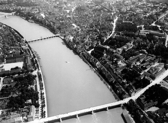 Eduard Spelterini: Basel, Rheinbr�cken und
                Rheinpromenade Mittlere Br�cke-Johanniterbr�cke