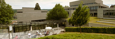 Die HSG, die
                        Architektur dieses Kurszentrums f�r Wirtschaft,
                        Recht und Sozialwissenschaften ist nur
                        rechteckig und vermittelt keine Inspiration [7]