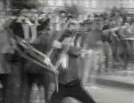 Krawall in Z�rich
                      zwischen Polizei und Studenten 1968, ein
                      Demonstrant als Stuhlwerfer [9]