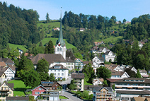 Teufen, Dorfbild [3]. Hinter dieser Stille
                      steckt eine grosse naturmedizinische Tradition,
                      ein grosses Gesundheitspotential f�r eine
                      Universit�t...