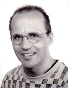 Michael Palomino, ein Warner, dem das Diplom an der
                "H�heren Raeber Handelsschule" verweigert
                wurde, weil er die Wahrheit �ber die Nazi-Beziehungen
                der schweizer Banken schrieb