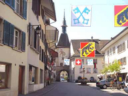 Wangen an der Aare,
                        Zentrum mit Fahnen und Stadttor