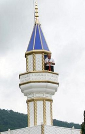 Das
                          aufgezwungene Minarett in Wangen an der Aare
                          des t�rkischen "Kulturvereins", eine
                          Gruppierung der Terrorgruppe "Graue
                          W�lfe"