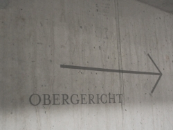 Der Wegweiser
            zum Obergericht in Z�rich. Manchmal entscheiden Richter
            unverst�ndlicherweise in rassistischer Weise gegen
            SchweizerInnen, kriminelle Jugos und T�rken aber werden nie
            wegen Rassismus verurteilt. Da stimmt doch etwas nicht