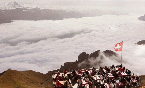 Nebelmeer mit schweizer Fahne. Die
                Schweiz liegt im Winter zu 40% im Dauernebel - aber
                Nebeltage sind in der Wetterstatistik nicht angegeben.
                Ist diese Statistik nicht Betrug?