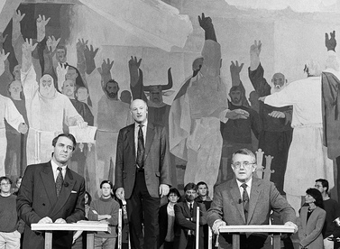 Government members Ogi and Koller with a
                    session for a membership in EEA in Schwyz