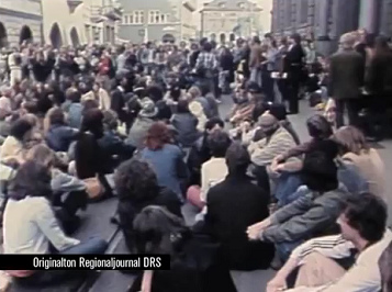 Demonstration in front
                          of Zurich town hall claiming the elimination
                          of 6 agenda items concerning youth policy,
                          Zurich, June 18, 1980