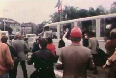 Demonstration with the
                          banner "Without police no riot"
                          ("Ohne Polizei kein Krawall"), June
                          21, 1980, the pigs of bully police are leaving
                          Lake Bridge (Seebr�cke)