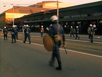 100s of bully
                            policemen (Nazis in blue) are looking for
                            more victims with their sticks in their
                            hands in Museum Street aside of Zurich Main
                            Station, evening of Sep. 4, 1980