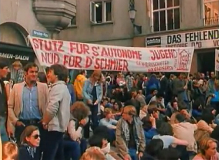 Demonstration on Deer Square
                  (Hirschenplatz) on the evening of Sep. 4, 1980 with a
                  banner "money for the youth center not for the
                  police" (German: "Geld f�rs Jugendhaus,
                  nicht f�r die Polizei")