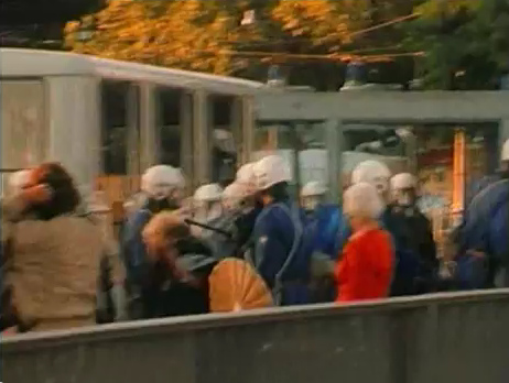 Zurich
                          Station Quay (Bahnhofquai), hit turning
                          himself by 180 degrees on the blond back of
                          the head of the blond woman, evening of Sep.
                          4, 1980