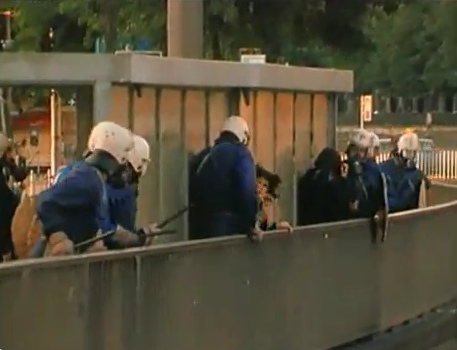 Zurich Station
                            Quay (Bahnhofquai), criminal Zurich bully
                            policeman is hitting the helpless woman from
                            behind who was already hit by rubber
                            bullets, evening of Sep. 4, 1980
