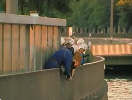Zurich
                          Station Quay (Bahnhofquai), the criminal
                          Zurich violator bully policeman is taking the
                          woman at her neck hitting her face at the
                          railing, she can protect her face with her
                          arms with pain and misery, evening of Sep. 4,
                          1980