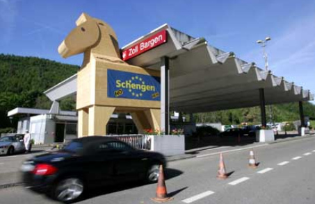 Nazi
                                        SVP was building up a
                                        "Trojan Horse" - here
                                        at the customs inspection at
                                        Bargen at the German Swiss
                                        border of canton of Schaffhausen
                                        - lying to the Swiss population
                                        that by the Schengen agreement
                                        jobs would be in danger